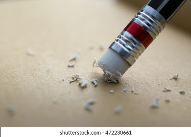 Bleistifteraser, Bleistiftersatz, der einen schriftlichen Fehler auf einem Stück Papier entfernt, löschen, korrigieren und Fehler-Konzept.