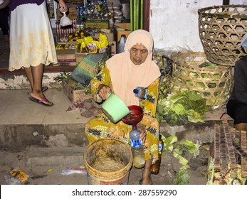 PENIDA ISLAND, INDONESIA - JUNE 12.2015: Old  Muslim Woman At The Market. Nusa Penida June 13. 2015 Indonesia