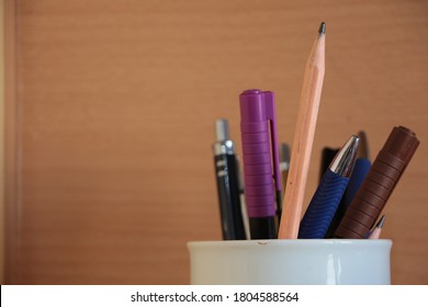 263,070 Pens in cup Images, Stock Photos & Vectors | Shutterstock