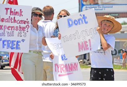 PENSACOLA, FLORIDA - JULY 4: Tea Party Attendees Gather As Part Of Nationwide Rallies To Protest Government Spending And Waste On July 4, 2009 In Pensacola, Florida.