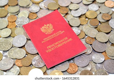 Das Rentenzertifikat liegt auf dem Metallgeld Russlands. Russischer Text - Rentenbescheinigung