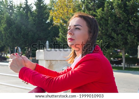 pensive business woman looks into the distance in outdoor