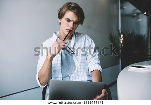 Pensive Kasische Mannliche Blogger Lesen Veroffentlichung Stockfoto Jetzt Bearbeiten