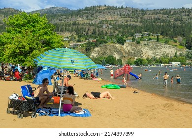 Penticton, British Columbia, Canada - July 1, 2022: Tourist On The Beach Of Skaha Lake During Canada Day And Summer Fun, Located In The Okanagan Valley In Penticton, British Columbia, Canada.