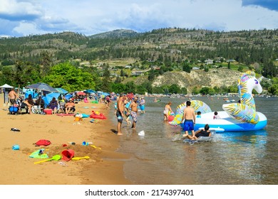 Penticton, British Columbia, Canada - July 1, 2022: Tourist On The Beach Of Skaha Lake During Canada Day And Summer Fun, Located In The Okanagan Valley In Penticton, British Columbia, Canada.