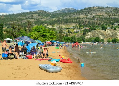 Penticton, British Columbia, Canada - July 1, 2022: Tourist On The Beach Of Skaha Lake During Canada Day And Summer Fun, Located In The Okanagan Valley In Penticton, British Columbia, Canada.