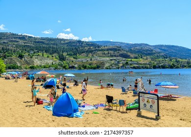 Penticton, British Columbia, Canada - June 30, 2022: Tourist On The Beach Of Skaha Lake During Canada Day And Summer Fun, Located In The Okanagan Valley In Penticton, British Columbia, Canada.