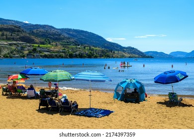 Penticton, British Columbia, Canada - June 30, 2022: Tourist On The Beach Of Skaha Lake During Canada Day And Summer Fun, Located In The Okanagan Valley In Penticton, British Columbia, Canada.