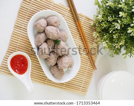pentol bakso or indonesian meat ball. it is commonly made from finely ground beef with a small quantity of tapioca flour and salt. then boiled it in boiling water. actually served with soup or cuisine Foto d'archivio © 