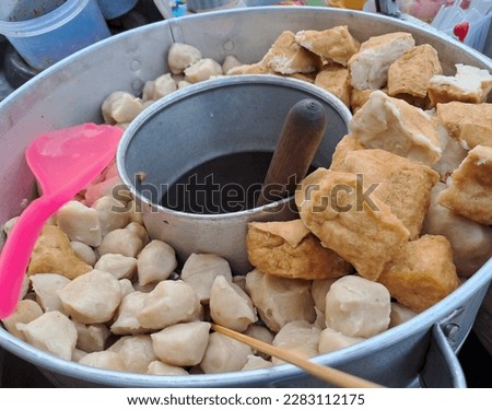Pentol or meatballs or pentol bakso is an Indonesian street food made from beef or chicken. Pentol (meatball) hawker food that is not boring, tasty and delicious. Foto d'archivio © 