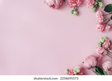 ピンクの背景に牡丹、バラ、コピー用スペース。抽象的な自然の花柄のフレームレイアウトとテキストスペース。ロマンチックな女性的な構図。結婚式の招待状。国際女性デー、母の日のコンセプトの写真素材