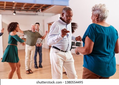 Folk deltager i danseklasse i Community Center