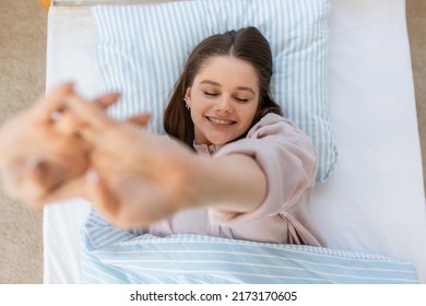 Menschen, Bett- und Ruhekonzept - glückliches, lächelndes Mädchen im Bett morgens