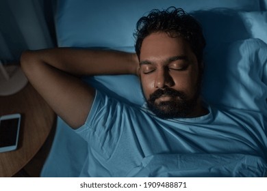 Menschen, Bett- und Ruhekonzept - Einzelner schlafend nachts im Bett