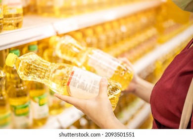 people buying cooking oils for food compare and reading products nutrition label in supermarket