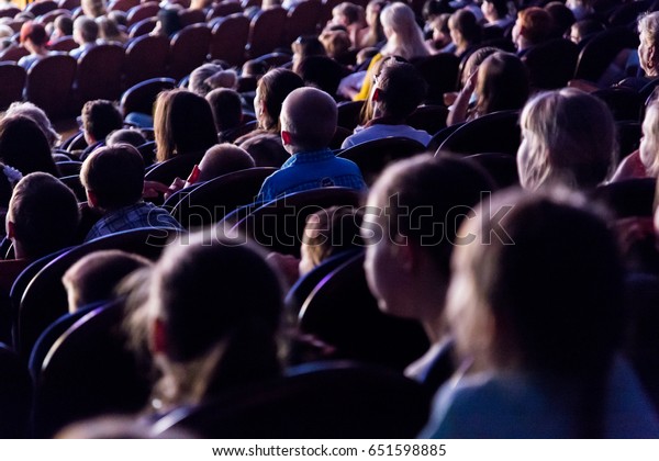 人 子ども 大人 劇場の親が観劇中 観客席の人々が舞台を見ている 後ろからの撮影 の写真素材 今すぐ編集