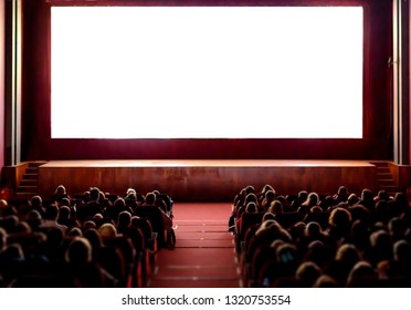 Menschen im Kinosaal mit leerem weißem Bildschirm.