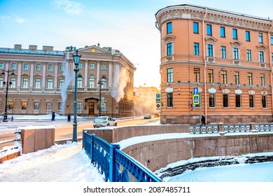 People Clean Snow From The Roof Of A House In The City Center In The Morning. The Municipal Service Throws Snow Off The Roof. Saint Petersburg, Russia - 5 Dec 2021