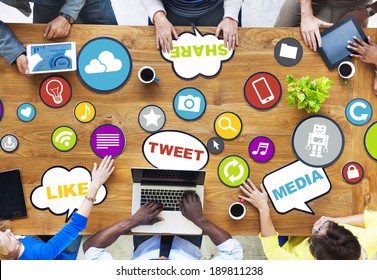 Pessoas que se conectam e compartilham mídias sociais