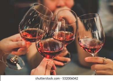 Die Menschen trinken Wein genießen bis spät in die Nacht, Business People Party Celebration Erfolgskonzept
