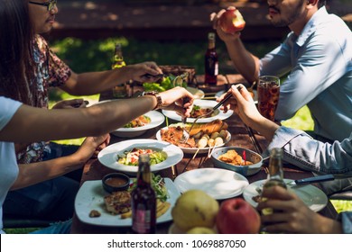 People Are Eating On Vacation. They Eat Outside The House.