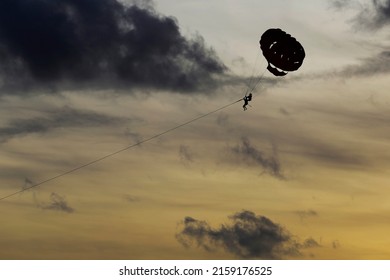 Tragedy Strikes Thai Skies – Australian Tourist Dies in Parasailing Accident