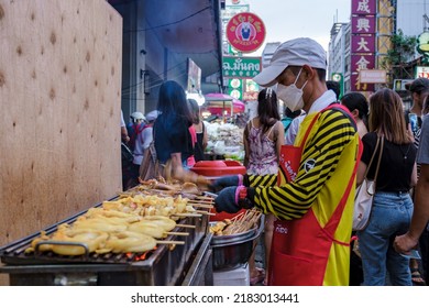 People Grilled Squid On A Cast Iron Grill Over A Charcoal Grill, Calamari Fish Bbq On The Market, China Town Bangkok Thailand, China Town Bangkok July 2022