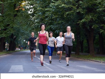 Gruppen-Jogging, Läufer-Team am Morgen-Training