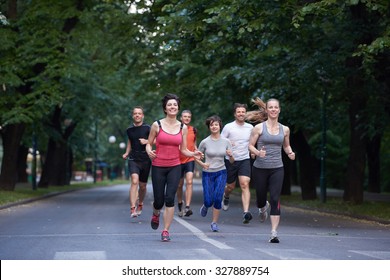 Gruppen-Jogging, Läufer-Team am Morgen-Training