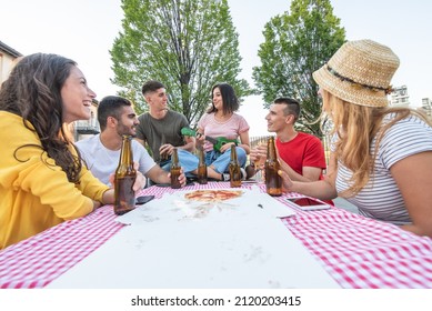 Menschen, die sich am Tisch amüsieren, Pizza und Bierflaschen mitnehmen, junge Paare singen und Musik spielen, um sich wohlfühlen und glücklich zu sein, Generation z Erholungsmomente