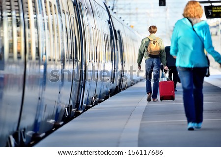 People hurrying to catch train