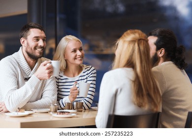 Menschen-, Freizeit-, Kommunikations-, Essen- und Trinkkonzept - glückliche Freunde treffen sich und trinken Tee oder Kaffee im Café
