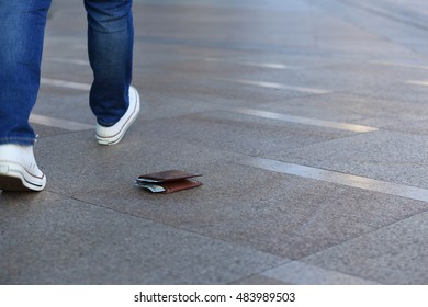 people lost leather wallet with money 