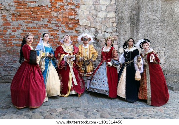 中世の服を着た人々は イギリスのヘンリー8世王とその6人の妻を代表する レトロな衣装と歴史の改築の祭り 中世史 の写真素材 今すぐ編集