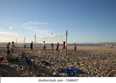 People Playing Beach Volleyball Stock Photo 1568457 | Shutterstock