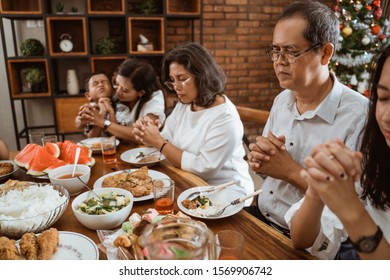 filipino family praying together