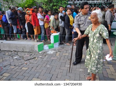 People Queued To Get Zakat In The House Of Haji Layung, The Old City Region, Semarang City, (Friday 11 July 2015).
