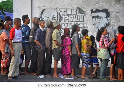 People Queued To Get Zakat In The House Of Haji Layung, The Old City Region, Semarang City, (Friday 11 July 2015).
