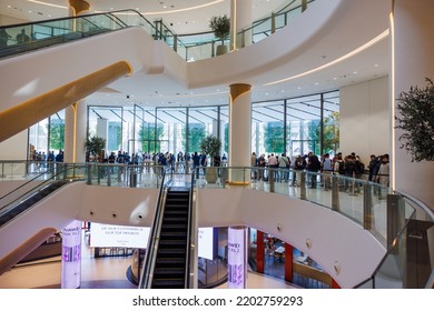 People Queued In Line Outside Apple Store In Dubai Mall For IPhone 14 Pro And Apple Watch 8 - Dubai, UAE - 16 Sept '22