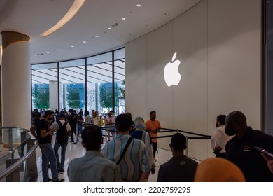 People Queued In Line Outside Apple Store In Dubai Mall For IPhone 14 Pro And Apple Watch 8 - Dubai, UAE - 16 Sept '22