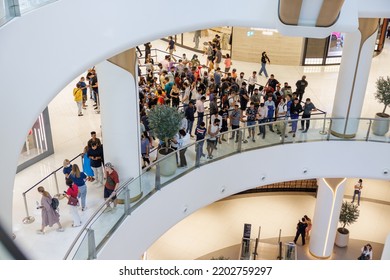 People Queued In Line Outside Apple Store In Dubai Mall For IPhone 14 Pro And Apple Watch 8 - Dubai, UAE - 16 Sept '22