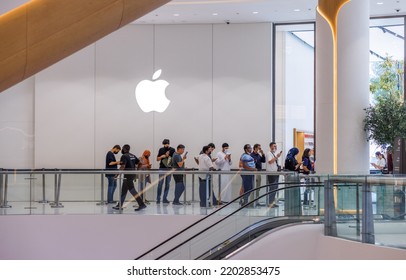 People Queued In Line Outside Apple Store In Dubai Mall For IPhone 14 Pro And Apple Watch 8 - Dubai, UAE - 16 Sept '22