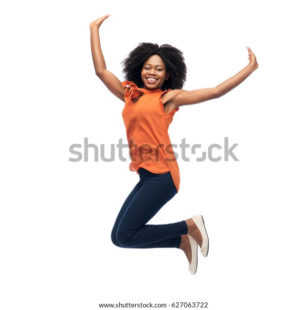 人々 人種 人種 人種 民族性 動きのコンセプト 幸せなアフリカ系の若い女性が白い背景に飛び降りる の写真素材 今すぐ編集