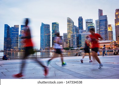 People Runing In The Evening In Singapore