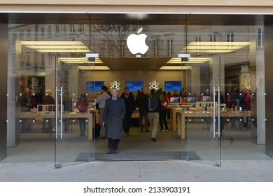 People Shop At An Apple Store On A Street In The City's Shopping District On December 8, 2014 In Bath, UK. The American Tech Giant Operates 517 Stores Around The World.