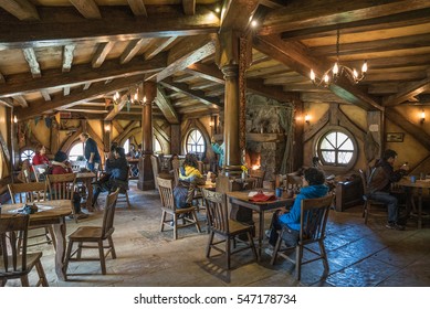People siting and drinking at the Green Dragon in Hobbiton Movie set New Zealand. okt 21th 2016
