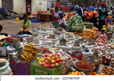 People at the street market of Bulawayo in Zimbabwe, 16. September 2012