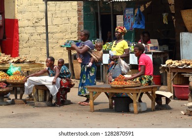 People At The Streetmarket Of Namitete In Malawi, 22. September 2012