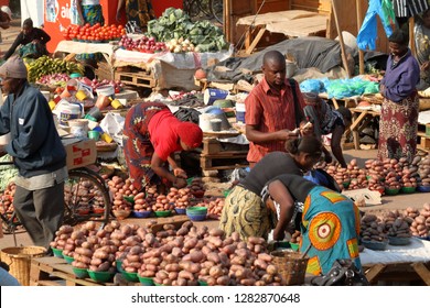 People At The Streetmarket Of Namitete In Malawi, 22. September 2012