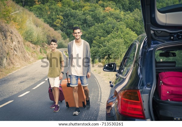 people travelling\
by car, holidays and\
luggage